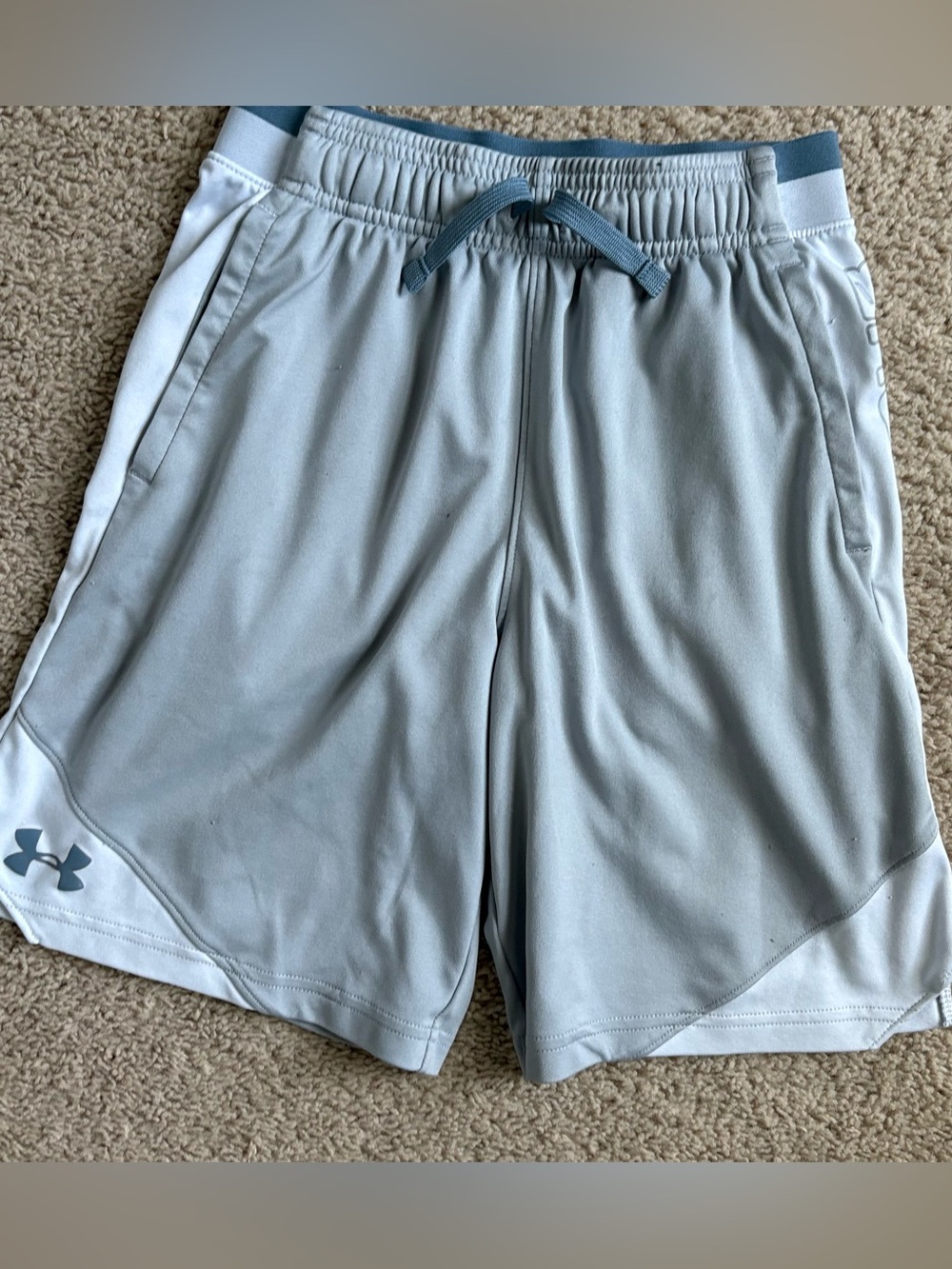 Under Armour Bug boy’s Light Gray Athletic Shorts. Size M